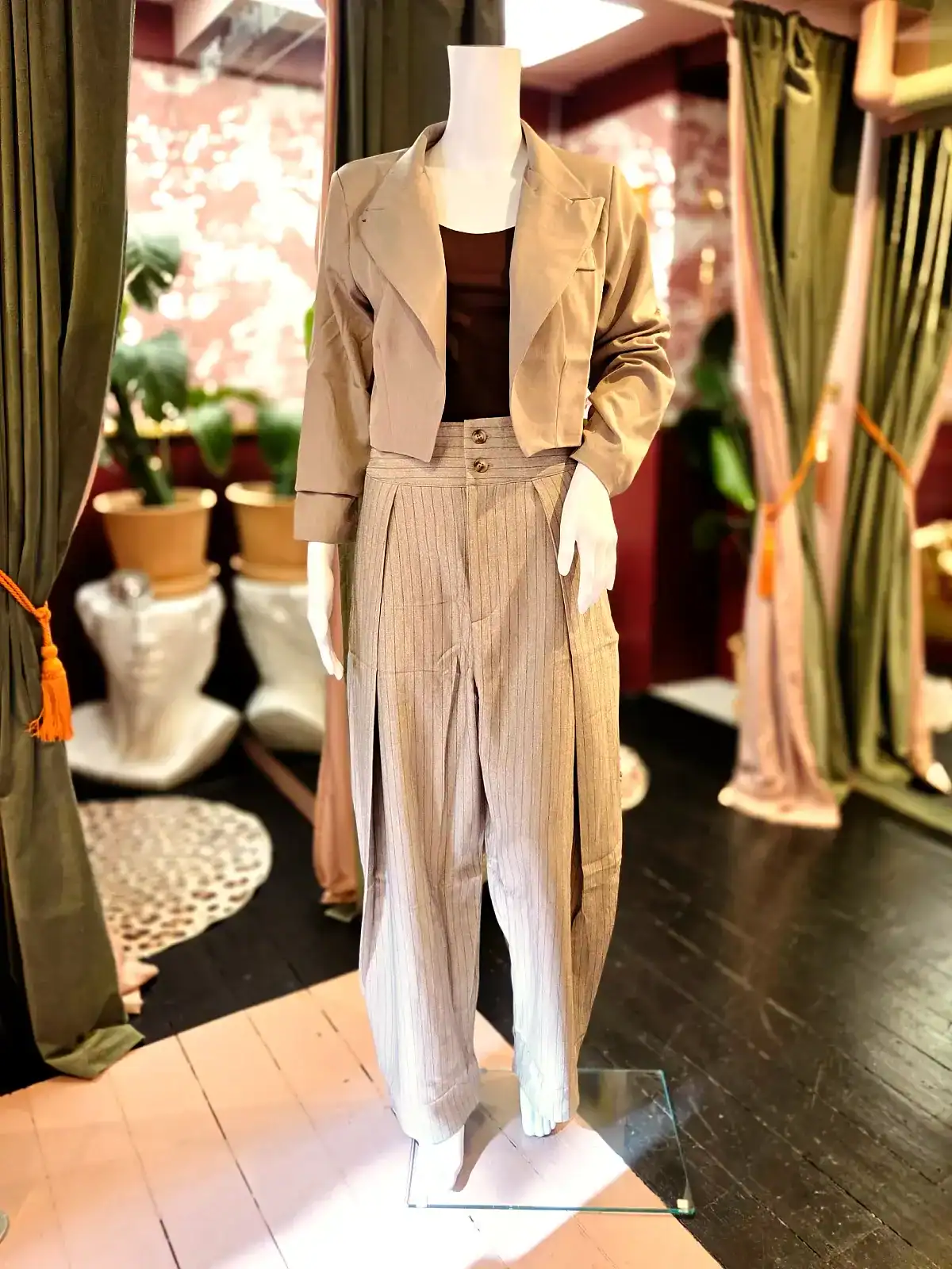 Elegant beige bukser med nålestriber og matchende blazer.