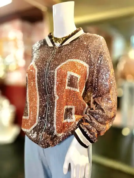 Glitrende palliet bomber jakke i brun og kobber med tal og striber.