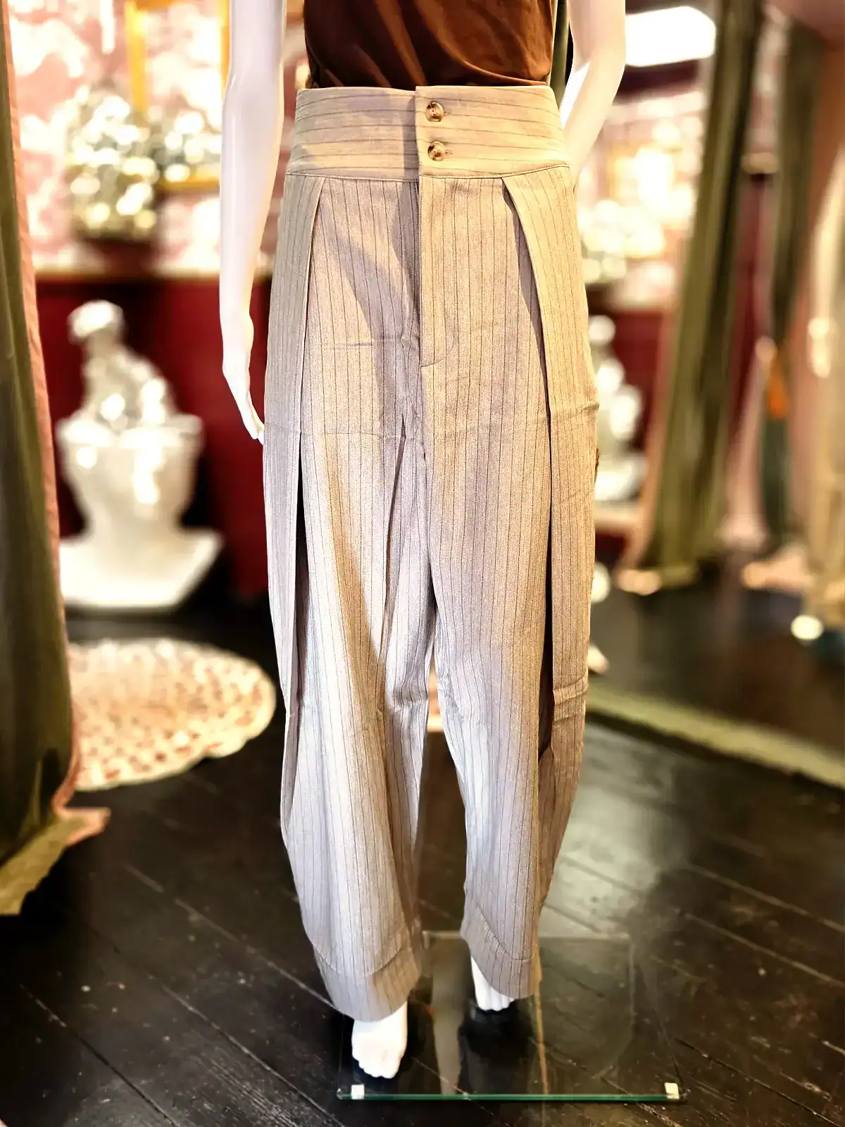 Grå bukser med nålestriber i barrelcut stil, perfekt til moderne styling.