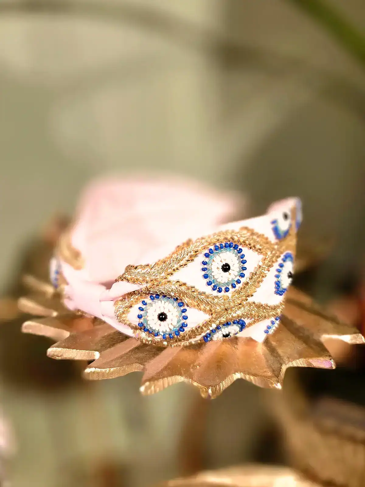 Sort hårbøjle med guld- og perleblomster, perfekt til elegante looks.