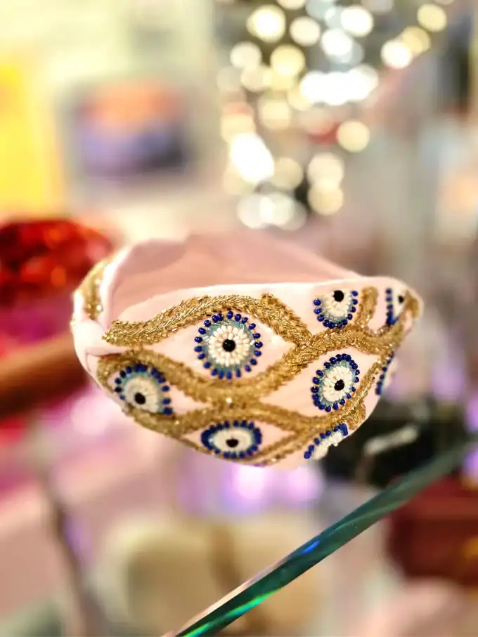 Dekorativ skål med guld- og perleblomster, perfekt til accessories.
