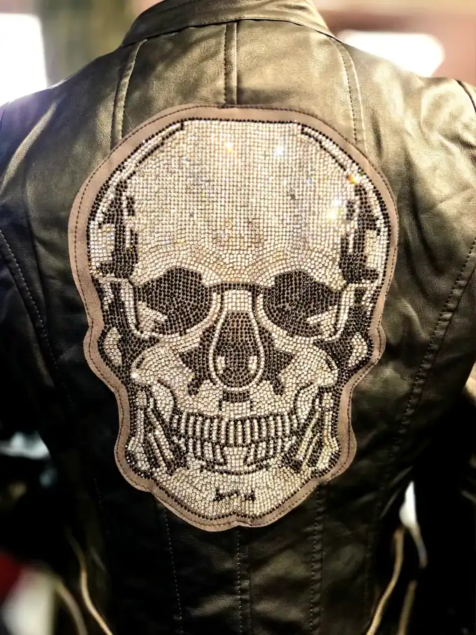 Bikerjakke med stort kranium-krave design i rhinestones.