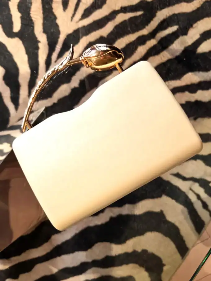 Sort Rose Clutch håndtaske med guldbeslag, perfekt til fest og aftenbrug.