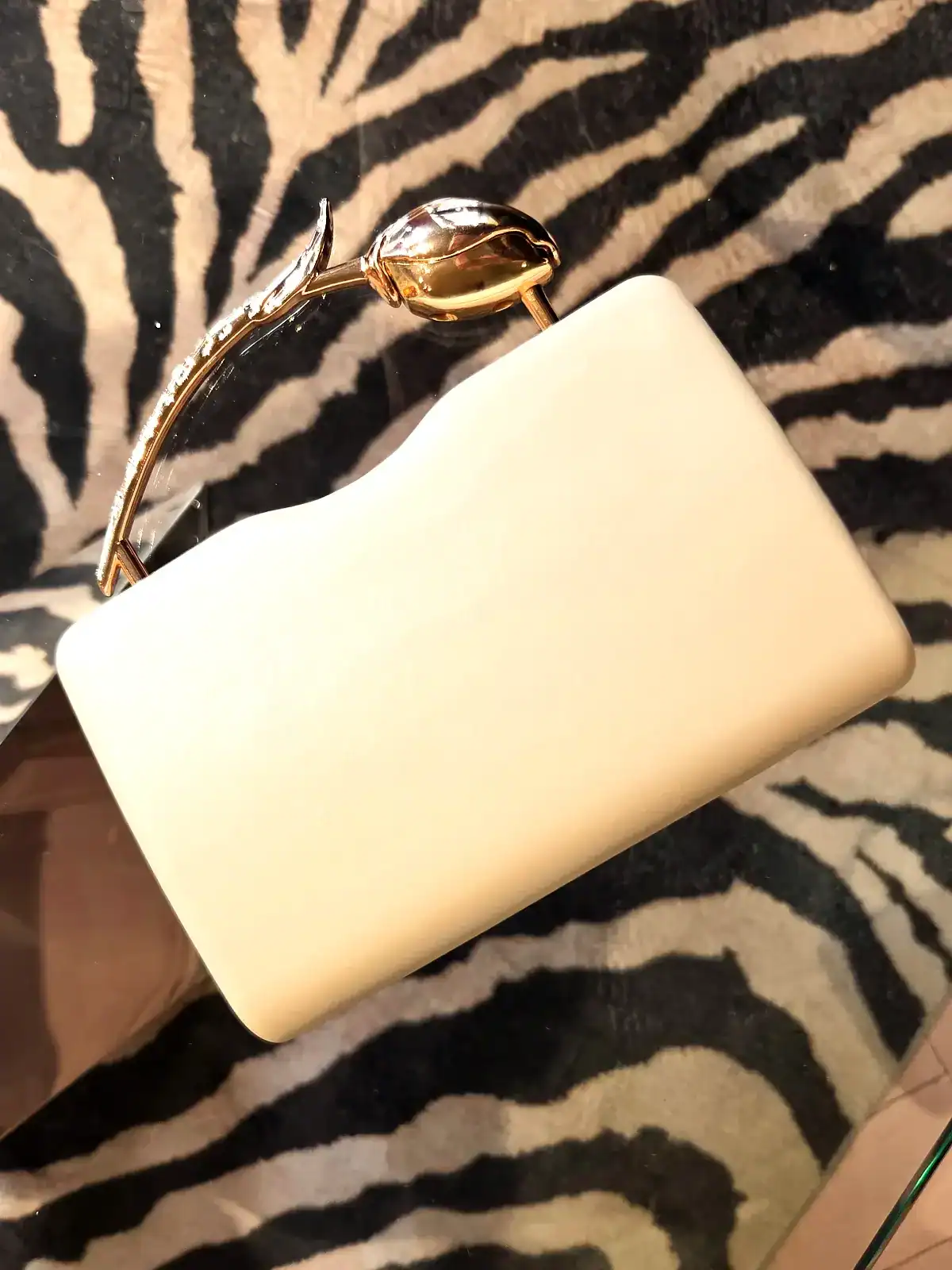 Sort Rose Clutch håndtaske med guldbeslag, perfekt til fest og aftenbrug.