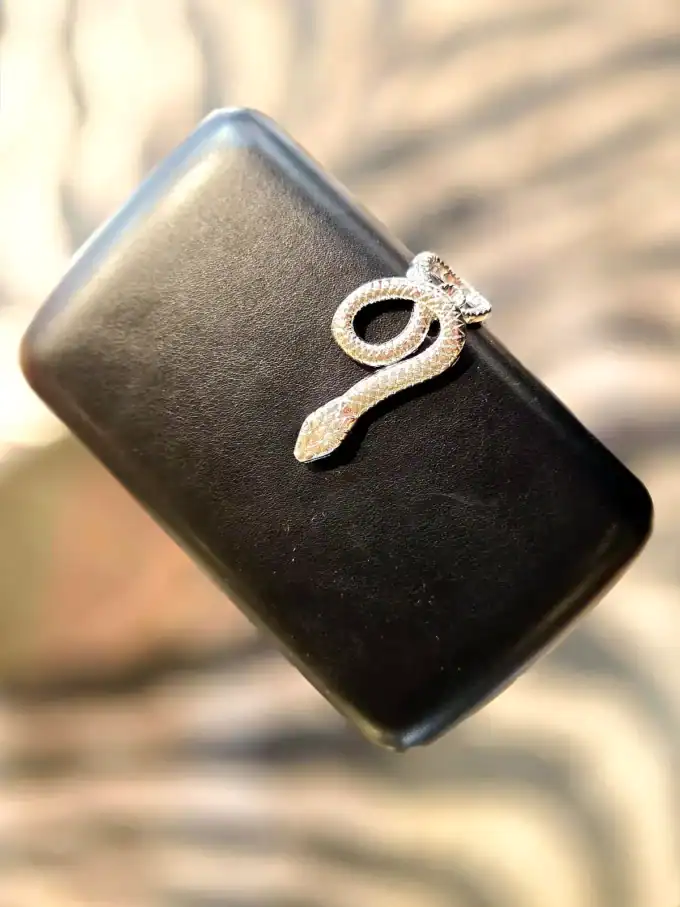 Elegant slange clutch med diamantbesat slangehåndtag til kvinder.