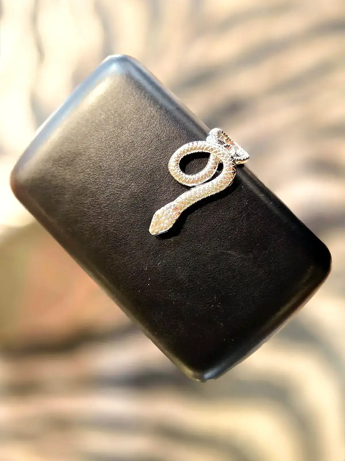 Elegant slange clutch med diamantbesat slangehåndtag til kvinder.