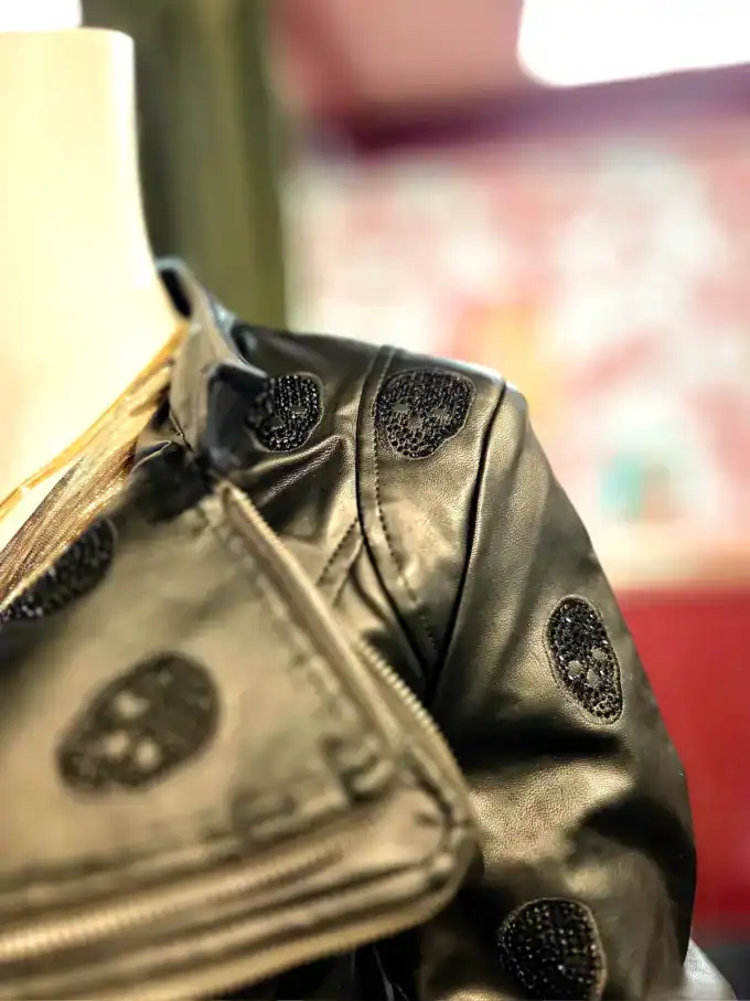 Detalje af skull-mønster på bikerjakke i læder til kvinder.