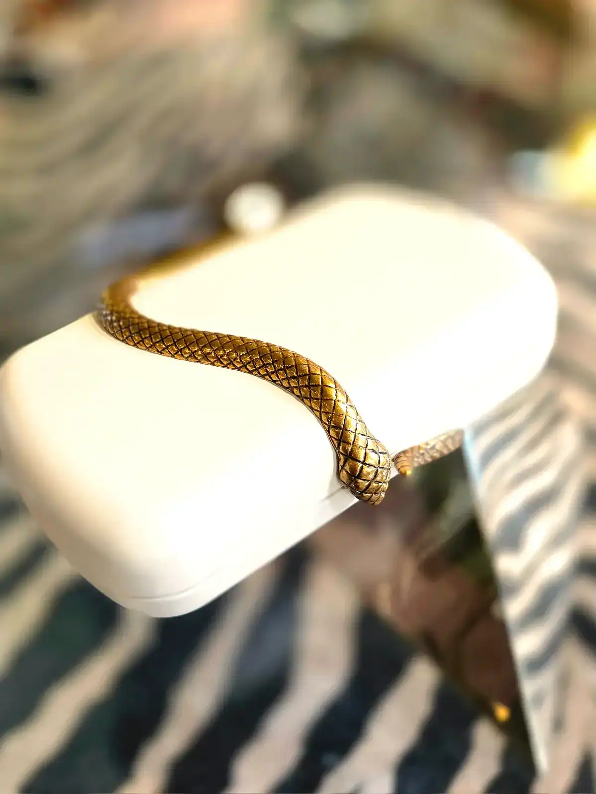 Sort slange clutch taske med slangeprint, elegant og unik accessory.