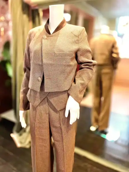 Ternet habitvest og bukser på mannequin i butik.
