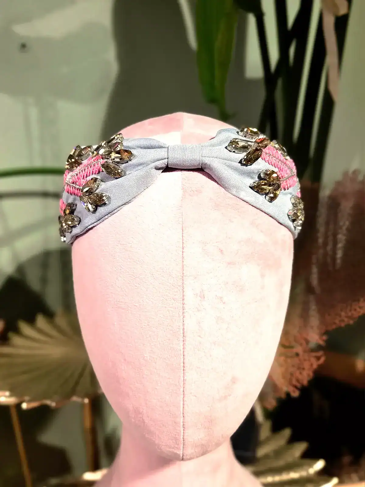 Sort hårbøjle med guld- og perleblomster, perfekt til elegante looks.