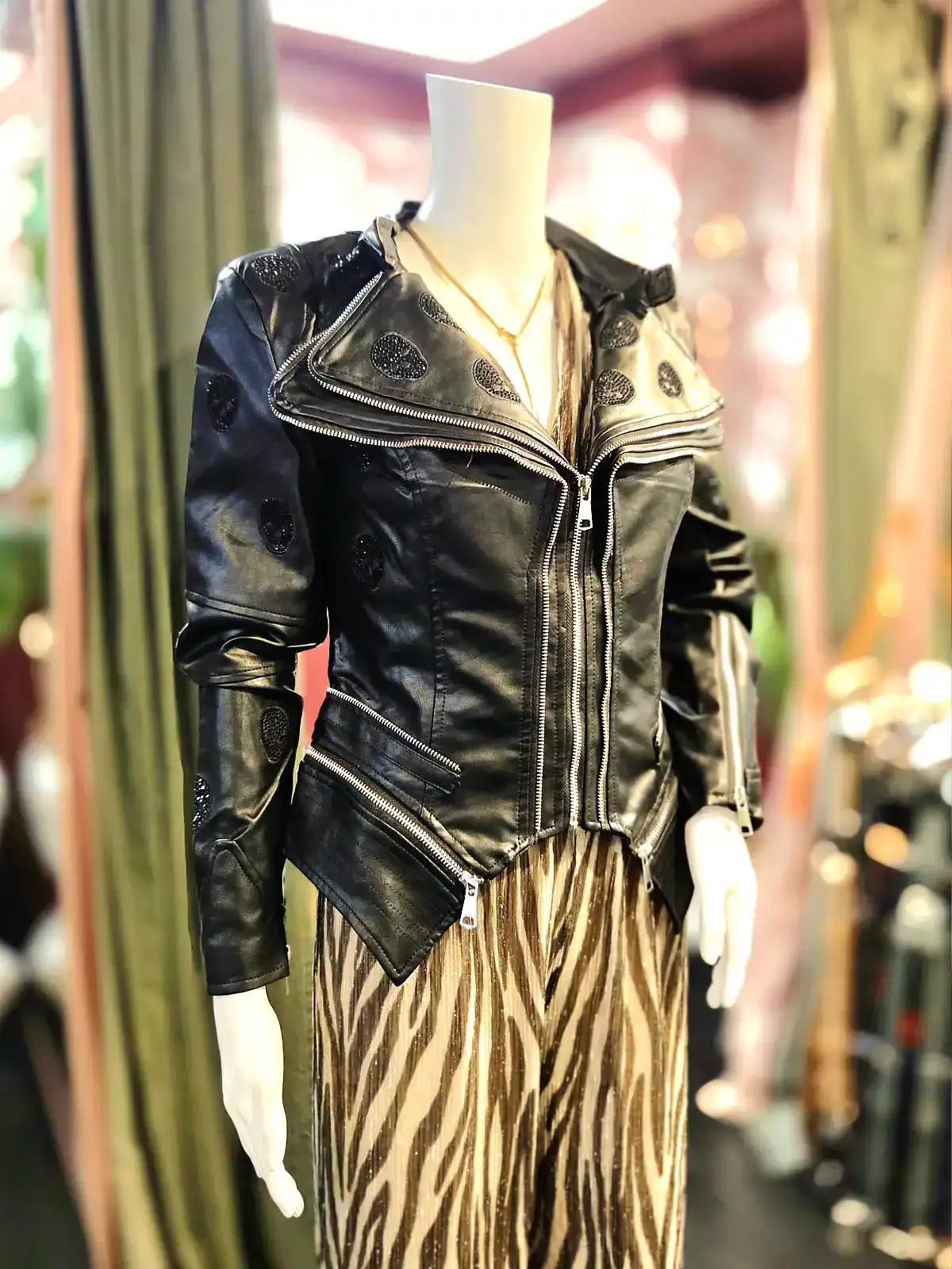 Sort bikerjakke i læder med detaljer, perfekt til edgy look.