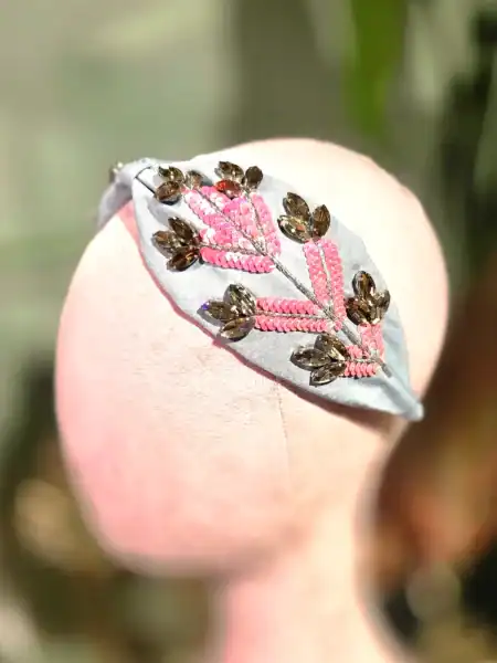 Sort hårbøjle med guld- og perleblomster, håndlavet til elegante looks.