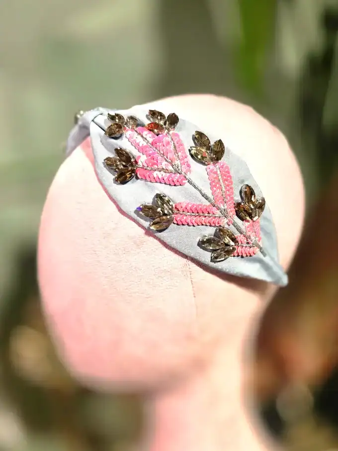 Sort hårbøjle med guld- og perleblomster, håndlavet til elegante looks.